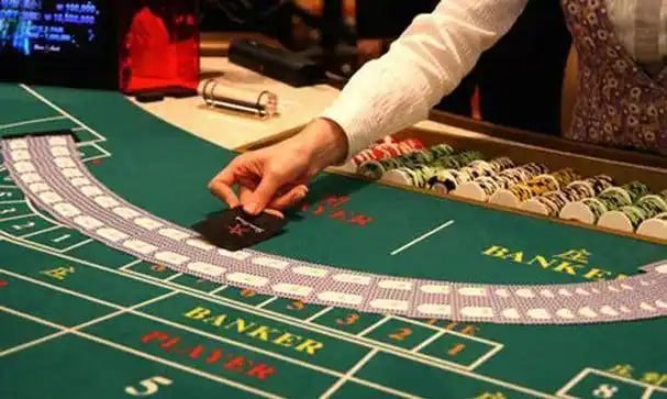 kx8 Sports Bet Slip ပြင်ဆင်ကာ ဘောလုံးပွဲ လောင်းကြေးထိုးနေသောမြင်ကွင်း
